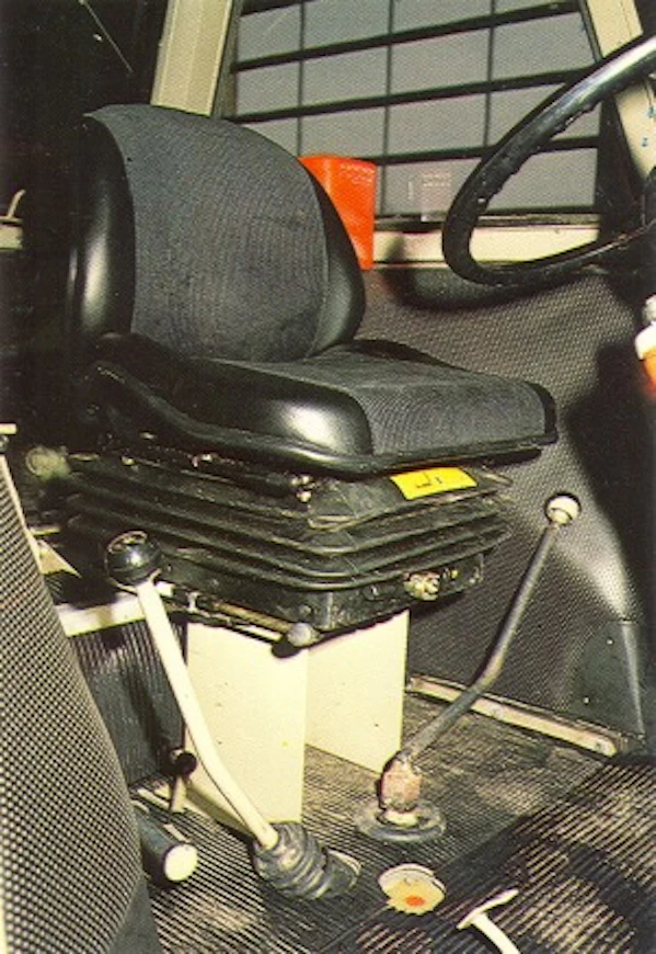 78Zetor8011ohjaamo
