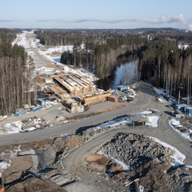 Yksi tänä vuonna liikennöitävään kuntoon valmistuvista tiehankkeista on tekeillä Kolmostiellä, jossa Hämeenkyrönväylä ohittaa kuntakeskuksen kymmenen kilometrin matkalla.