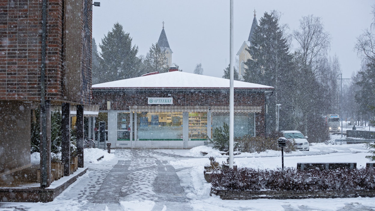 Siikalatvalla sijaitsevassa Piippolassa pyrytti maanantaina lunta.