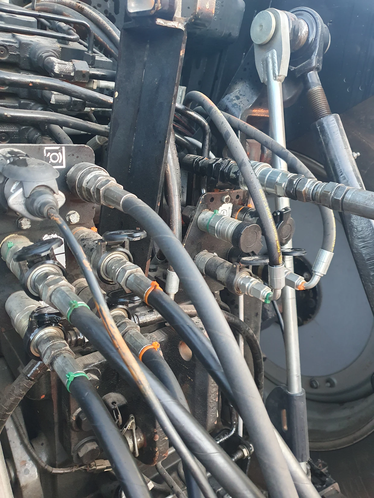 Hydraulietkut on helppo liittää oikeisiin nippoihin, kun molemmat merkitään samanvärisellä nippusiteellä.