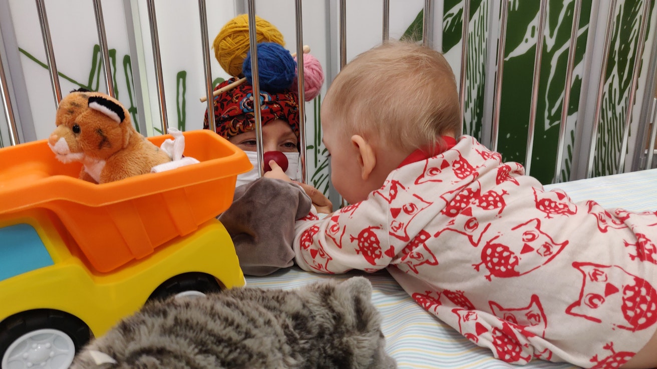 Sairaalaklovni Helli Hykkyrä tervehtii lasta.