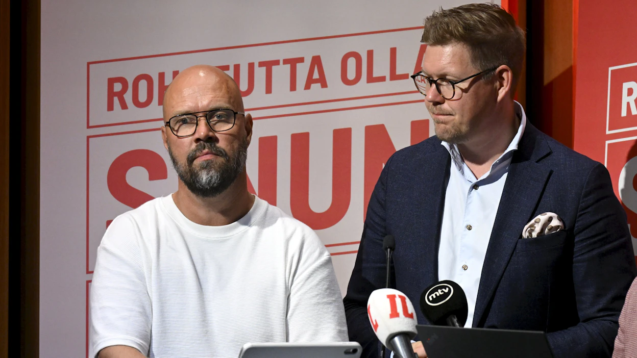 SDP:n eduskuntaryhmän puheenjohtaja Antti Lindtman (oik.) ja eduskuntaryhmän 2. varapuheenjohtaja Kim Berg SDP:n eduskuntaryhmän kesäkokouksessa Vantaalla torstaina. LEHTIKUVA / JUSSI NUKARI.