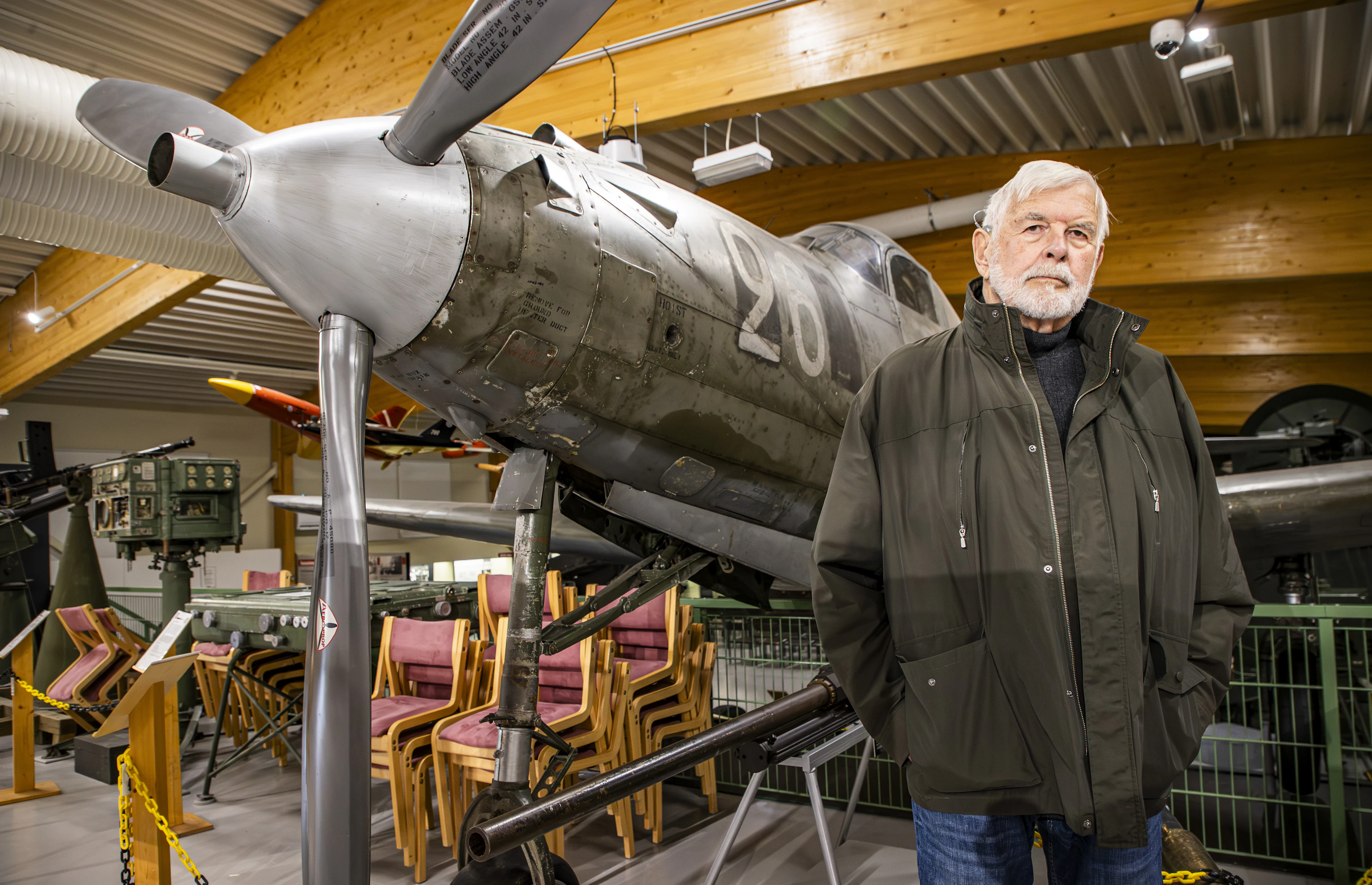 Heikki Tiilikainen kirjoitti kirjan ”teekkariritarin” elämästä. Taustalla samanlainen Airacobra, joka ilmeisesti ampui Rolf Winqvistin koneen alas 1944.