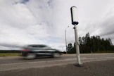 Poliisi puuttuu aiempaa herkemmin nopeusrajoitusten ylityksiin. Kuvassa liikenteenvalvontakamera Kuutostien varrella Kouvolassa. LEHTIKUVA / Roni Rekomaa. 