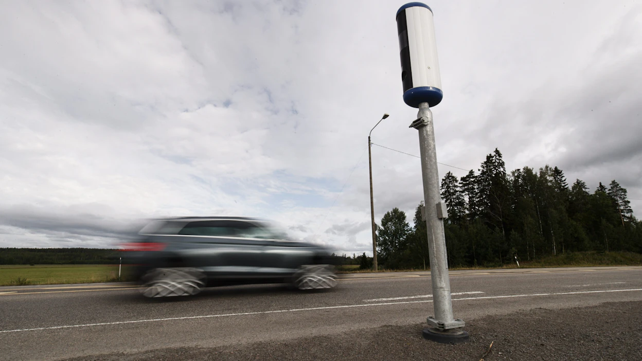 Poliisi puuttuu aiempaa herkemmin nopeusrajoitusten ylityksiin. Kuvassa liikenteenvalvontakamera Kuutostien varrella Kouvolassa. LEHTIKUVA / Roni Rekomaa.
