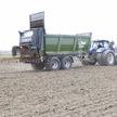 Fliegl KDS 260 Muck Control on levitin, jossa automatiikkaa hyödynnetään levitystarkkuuden ylläpitoon. Vaaka-anturit kertovat järjestelmälle, miten määrää pitää säätää, jotta päästään tavoitteeseen. Vaunu heittää lantaa hieman etuviistoonkin. Veturina on New Holland T7.260.