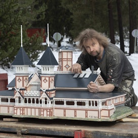 Ympäri Savonlinnaa on reilut 30 Marko Ruuskasen nikkaroimaa näköislinnunpönttöä. Painavakin linnunpönttö pysyy paikallaan paksun rautatapin avulla. Tappi lyödään kiinni puuhun ja pönttö ripustetaan roikkumaan siitä.