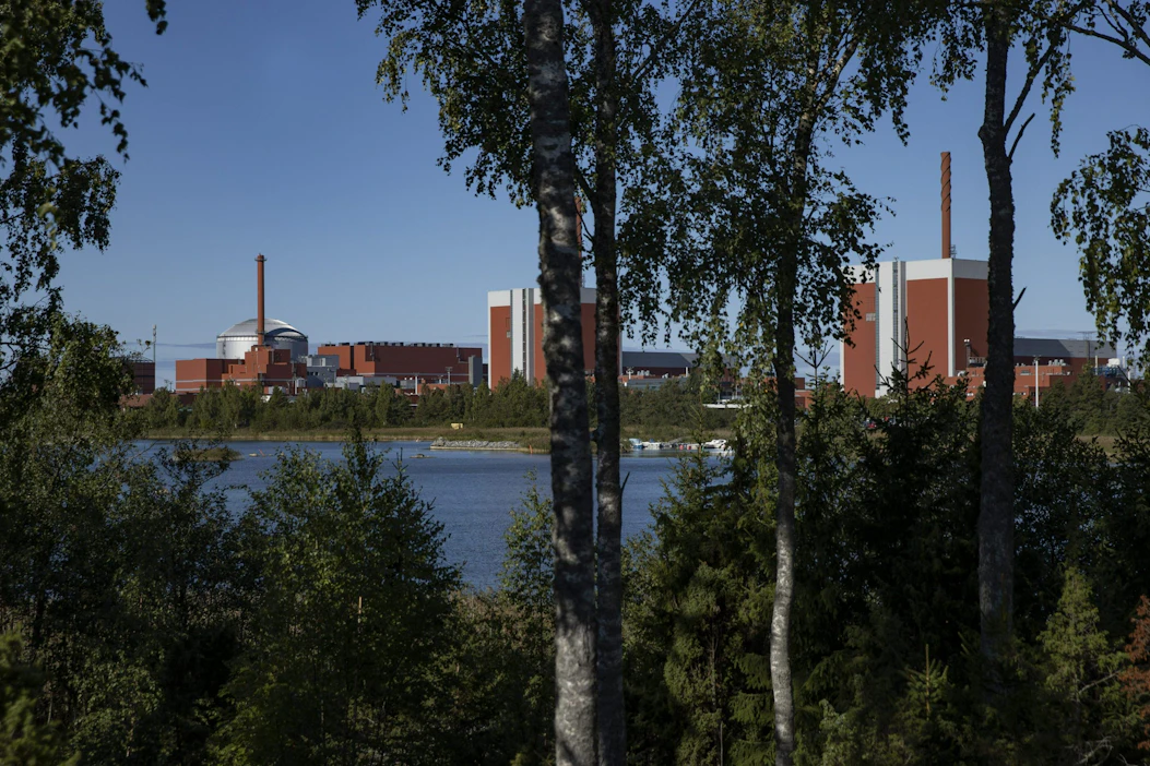 Olkiluoto 3:n (kuvassa vasemmalla) kaupallisen käytön on tarkoitus alkaa joulukuun alkupuoliskolla.