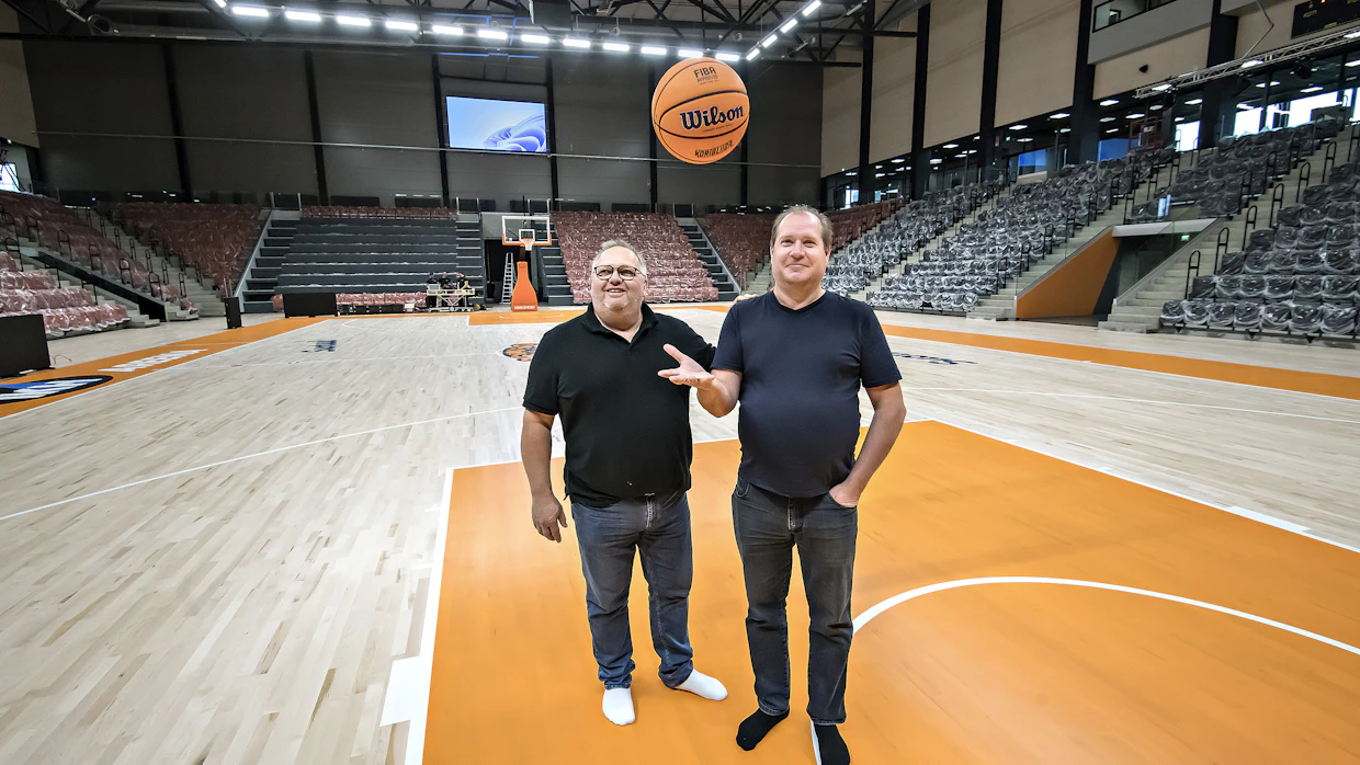 Vesa Ojala ja Petri Suokas lilnjaavat, kuinka yleisömäärät saadaan kasvuun. ”Ottelutapahtuman kehittäminen on ydinkysymys. Huippujoukkueet, valot, musiikki ja muu äänimaisema, ravintolat. Tämä on elämysten areena.”