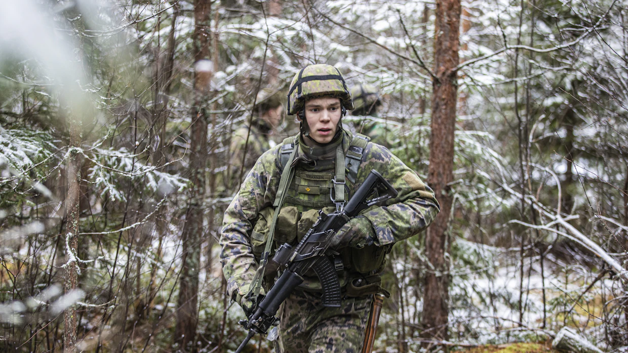Kärkikomppanian jääkärit harjoittelemassa ryhmän puolustusta ja oman toiminnan suojaamista. Kuvassa upseerioppilas Niskanen.
