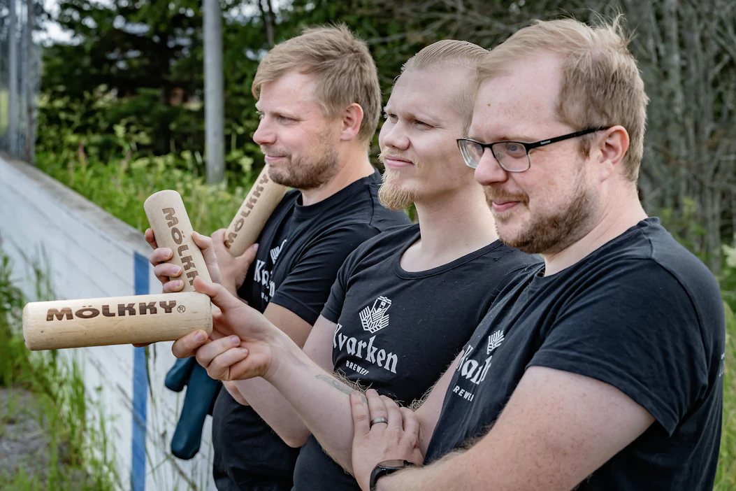 Vaasalais-mustasaarelainen mölkkyjoukkue Terassimölkky Kvarken Edition osallistuu ensi viikonloppuna Hyvinkäällä lajin MM-kisoihin. Joukkueen rungon muodostavat Jussi Mäkelä (kuvassa vasemmalla), Ville Toivonen ja Jarmo Mäkelä.