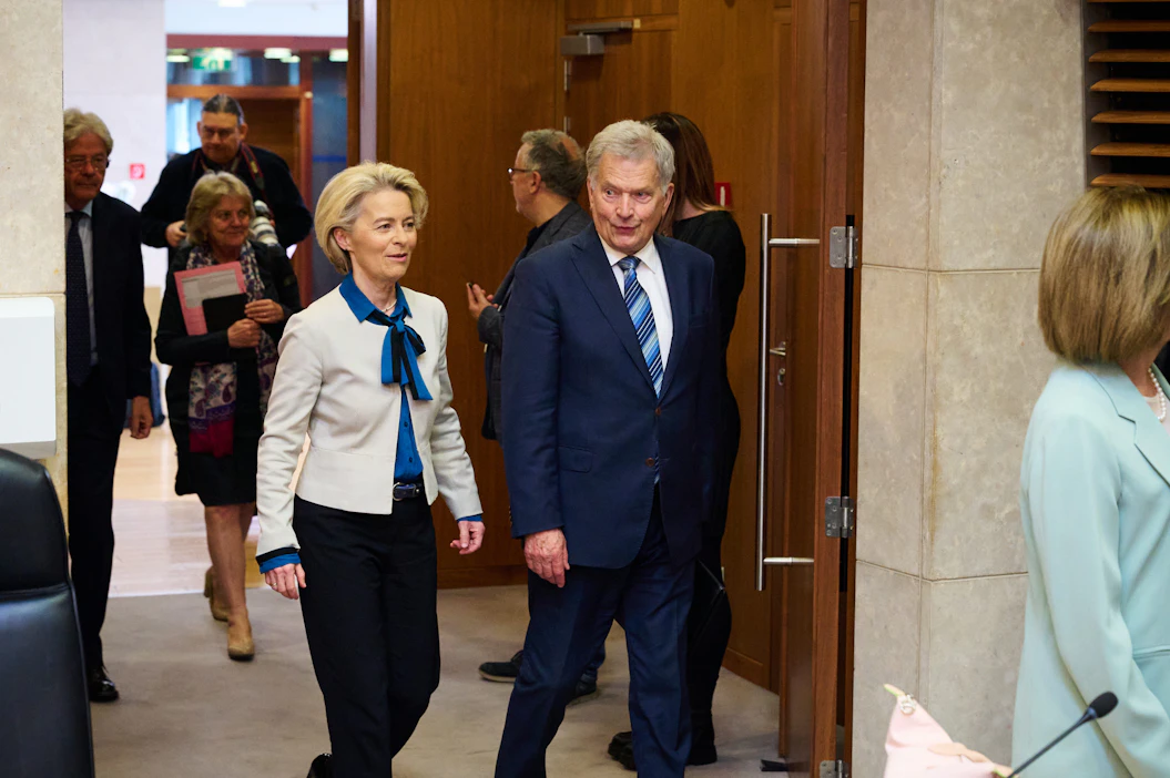 Presidentti Sauli Niinistö luovutti turvallisuusraportin EU-komission puheenjohtajalle Ursula von der Leyenille keskiviikkona.