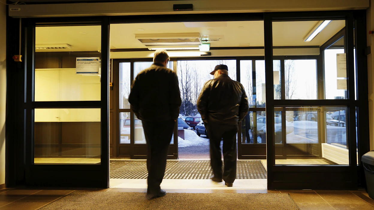 Merkittävä in-house-toimija Suomessa on kuntien omistama Sarastia, jonka toimialana on julkisten toimijoiden tietohallinto-ohjelmistot. Väkeä kaupungintalolla. Kuvituskuva.