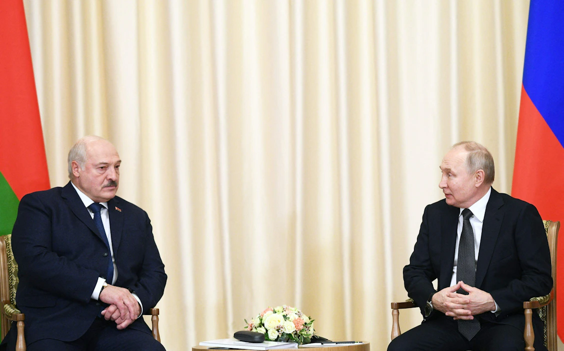 Valko-Venäjän johtaja Aljaksandr Lukashenka tapasi presidentti Vladimir Putinin perjantaina Moskovassa. LEHTIKUVA/AFP.