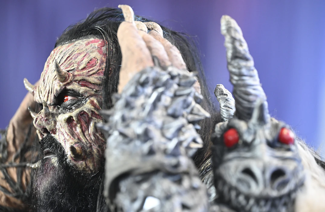 Lordi-yhtye teki aikoinaan historiaa ottamalla Suomen ensimmäisen ja tähän asti ainoan Euroviisu-voiton. Lordin nokkamies Tomi Putaansuu kertoi keskiviikkona Wienissä, että päivät ovat "yllättävän sutjakkaasti sujahdelleet" sitten viisuvoiton. HEIKKI SAUKKOMAA / LEHTIKUVA.
