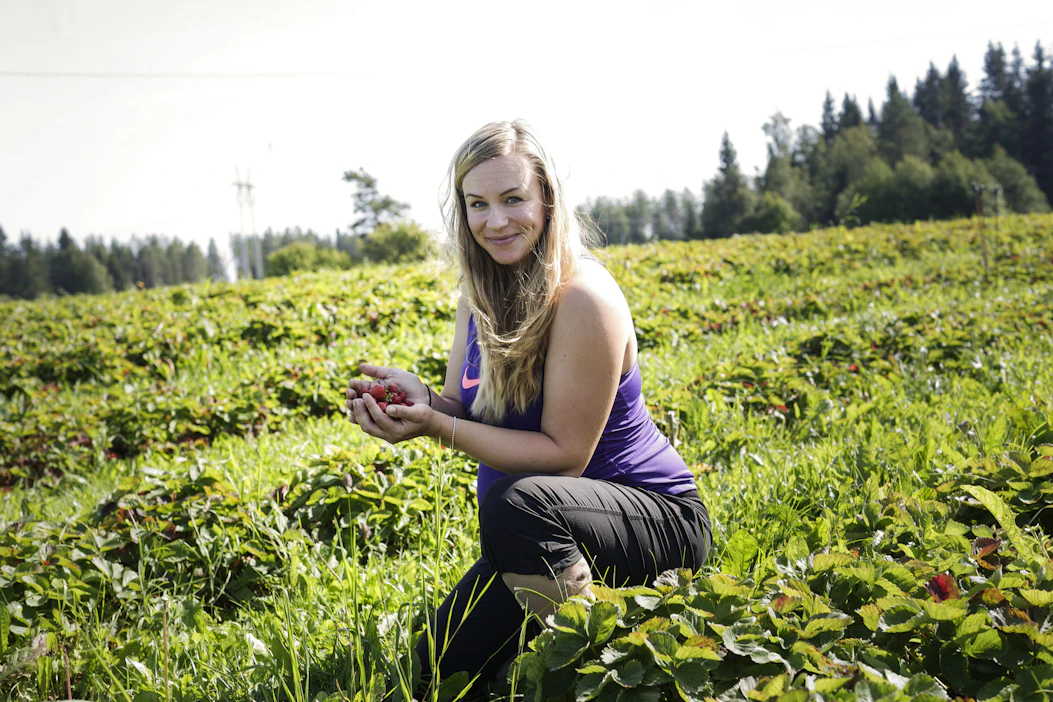 Metsälän luomutilan mansikkapenkistä nousee tässä vaiheessa kesää enää maistelumarjoja, Amanda Vesiaho esittelee aurinkoisena elokuun päivänä.