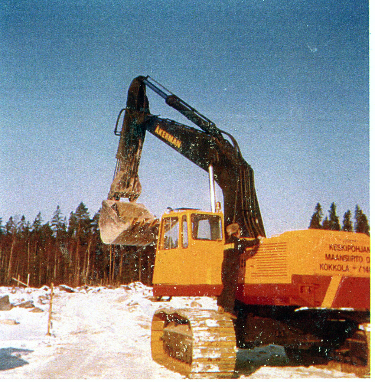 Tässäkin kuvassa kone on tietyömaalla vielä lähes uutena.