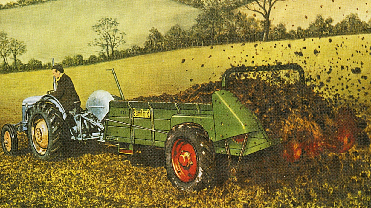 Traktorivetoiset levitinvaunut tulivat saataville 1930-luvulla, ja niidenkin voimansiirto perustui vielä pitkään maapyörävetoon. Sen etuna oli ajonopeudesta riippumaton levitysmäärä, haittapuolia olivat toimintahäiriöt liukkaalla alustalla. Kuvassa Bamford-vaunu 1950-luvun alusta.
