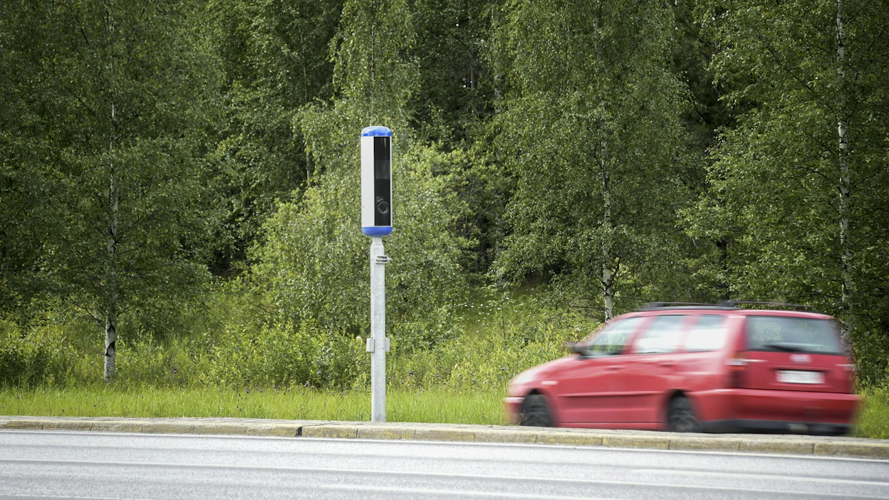 Käsittelyn ruuhkautumisen välttämiseksi tolppakameroiden nopeusrajoituksia on nostettu, kertoo poliisitarkastaja Heikki Ihalainen Ylelle. LEHTIKUVA / Emmi Korhonen.