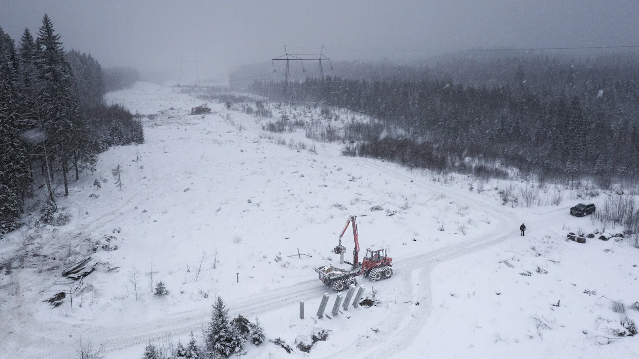 Pieksämäellä rakennetaan mittavaa voimajohtoa, jonka työmaa on vaatinut eräänkin betonikuljetuksen. Kiviniemen tiekunnan puheenjohtaja (oikeassa reunassa) on seurannut rallia harmistuneena. Lisäliikenteen korvauksista ei ole päästy sopuun.