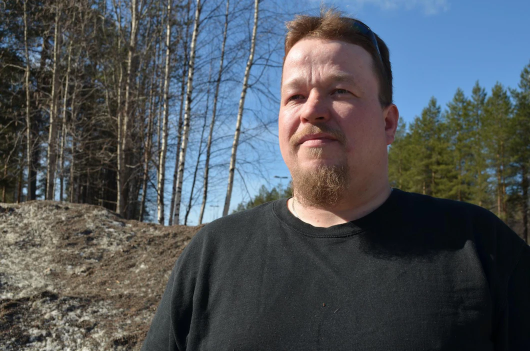 Jouni Harju osallistui maanantaina MTK-Lapin kokoukseen Rovaniemellä. Siellä lumi on vähissä, kotona Sallassa maa on vielä pääosin valkoinen.