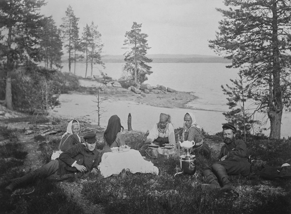 K. F. Karjalainen (vas.) ja I. K. Inha lepäilevät Ylä-Kuittijärven Ristiniemessä vuonna 1894 valokuvassa, joka on Inhan kuvaama. Kuvan muiden henkilöiden nimet eivät ole tiedossa.