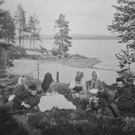 K. F. Karjalainen (vas.) ja I. K. Inha lepäilevät Ylä-Kuittijärven Ristiniemessä vuonna 1894 valokuvassa, joka on Inhan kuvaama. Kuvan muiden henkilöiden nimet eivät ole tiedossa.