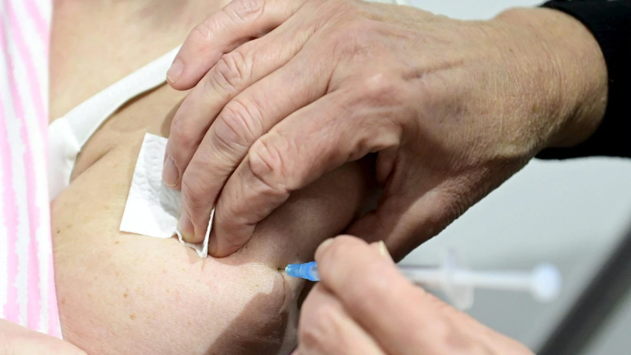 Työterveyshuollon koronarokotuskorvausta korotetaan kymmenestä eurosta 16 euroon.