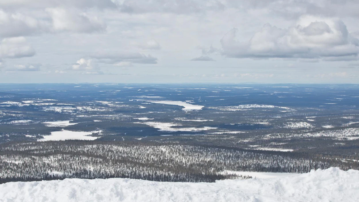 Ylläksen alueella on yhteensä 200 kilometriä maastopyöräilyreittejä, ja säännöllisesti huollettuja talvipyöräilyreittejä 100 kilometriä.