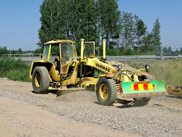 Vammas RG-6V -tiehöylä on ehtinyt lähelle neljänkymmenen vuoden ikää, mutta oli yhä viime kesänä tietyömaalla Seinäjoella. Tämän RG-6V:n peruskoneena on Valmet 502 (512) -traktori.