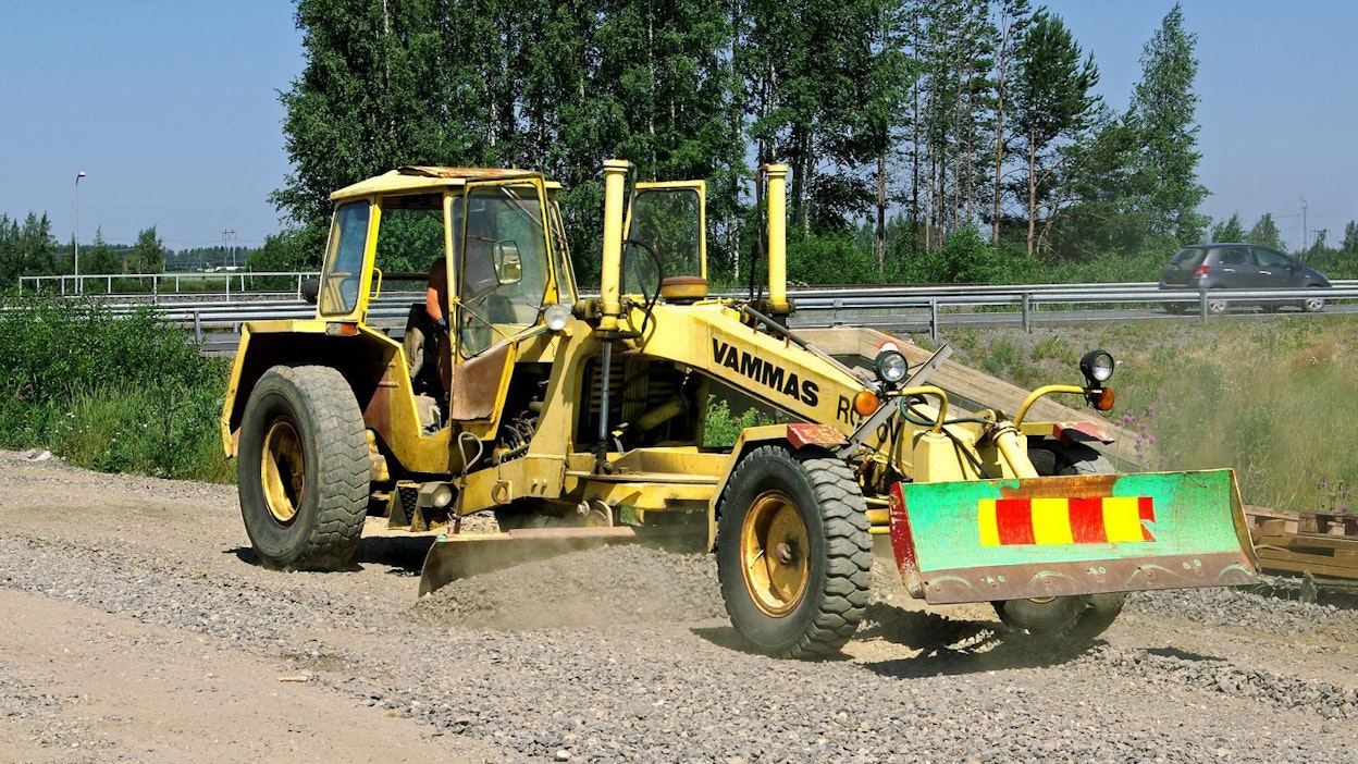 Vammas RG-6V -tiehöylä on ehtinyt lähelle neljänkymmenen vuoden ikää, mutta oli yhä viime kesänä tietyömaalla Seinäjoella. Tämän RG-6V:n peruskoneena on Valmet 502 (512) -traktori.