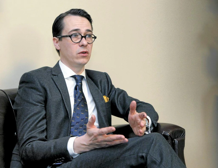 Puolustusministeri Carl Haglund.