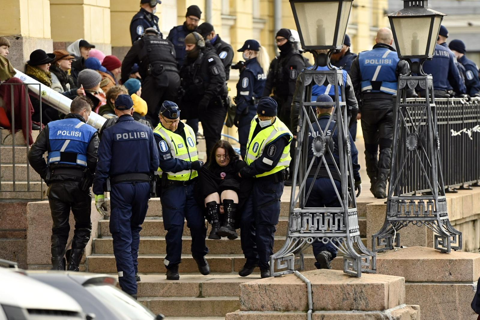 Poliisihallitus Selvittää Helsingin Poliisin Viestinnän Ja Toiminnan ...