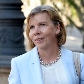 Oikeusministeri Anna-Maja Henrikssonin mukaan on selvää, että matkustusrajoituksia ei päästä purkamaan vielä kaikkien maiden osalta. LEHTIKUVA / MIKKO STIG