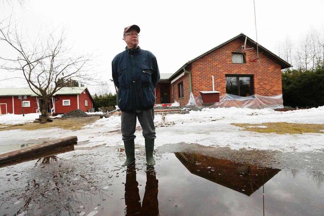 Pelastuslaitos suojasi Markku Rantasuon kotitalon Kiimingin keskustassa maanantai-iltana.