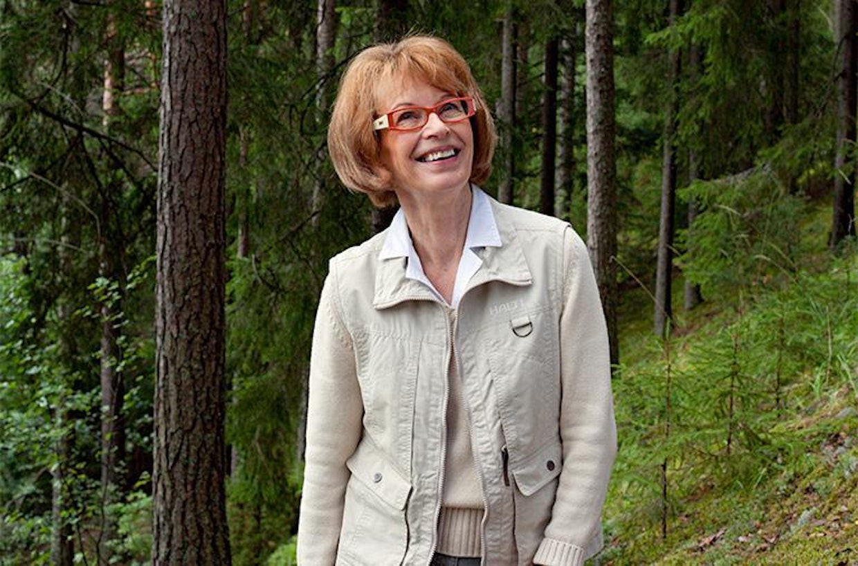 Metsä on aina ollut paikka, joka on tarjonnut suomalaisille tilaisuuden yksinoloon. Samaa rauhoittumista hakee myös Kaari Utrio metsälenkeillään.