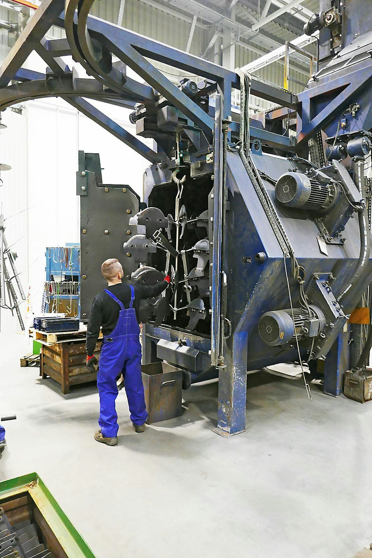 Hiekkapuhalluksessa on kolme erityylistä konetta puhallettavien kappaleiden koon ja mallin mukaan. Sopiva puhallin säästää hiekkaa ja parantaa puhallustulosta.