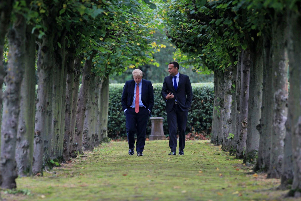 Jo toivottomilta näyttäneet neuvottelut heräsivät uudelleen eloon, kun Johnson ja Varadkar kertoivat tapaamisensa jälkeen näkevänsä polun mahdolliseen sopimukseen. Lehtikuva/AFP
