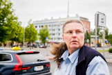 ”Mulle tuli onnistunut Kela-kyyti!”, huikkaa taksinkuljettaja Anne Honka ja tuulettaa heiluttaen työpuhelintaan ilmassa.