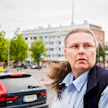 ”Mulle tuli onnistunut Kela-kyyti!”, huikkaa taksinkuljettaja Anne Honka ja tuulettaa heiluttaen työpuhelintaan ilmassa.
