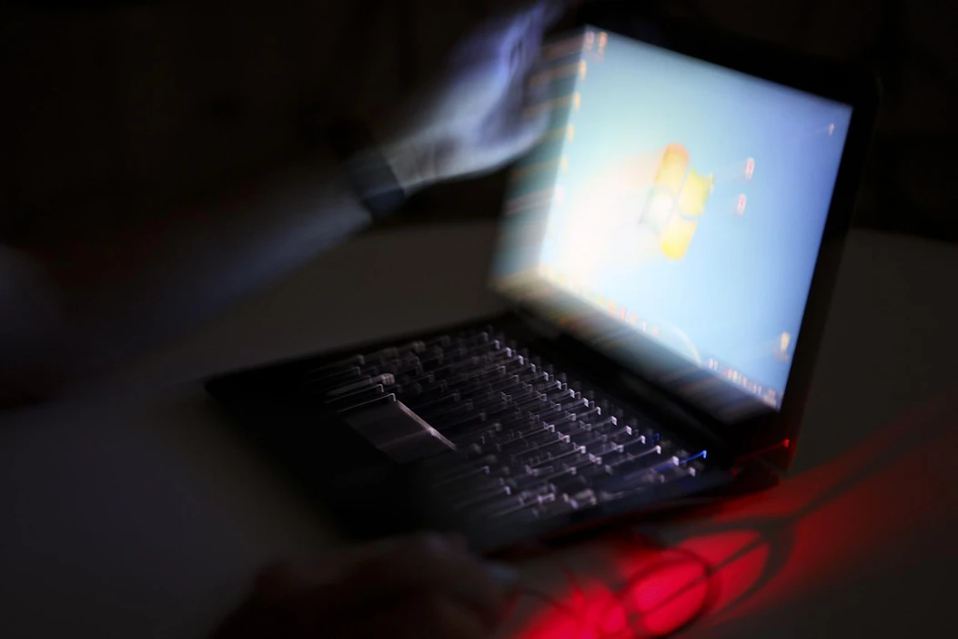 Helsingin poliisi kertoo, että pelkästään sen tietoon tulee onnistuneita Microsoft tekninen tuki -huijauksia lähes päivittäin. LEHTIKUVA / ANNI REENPÄÄ