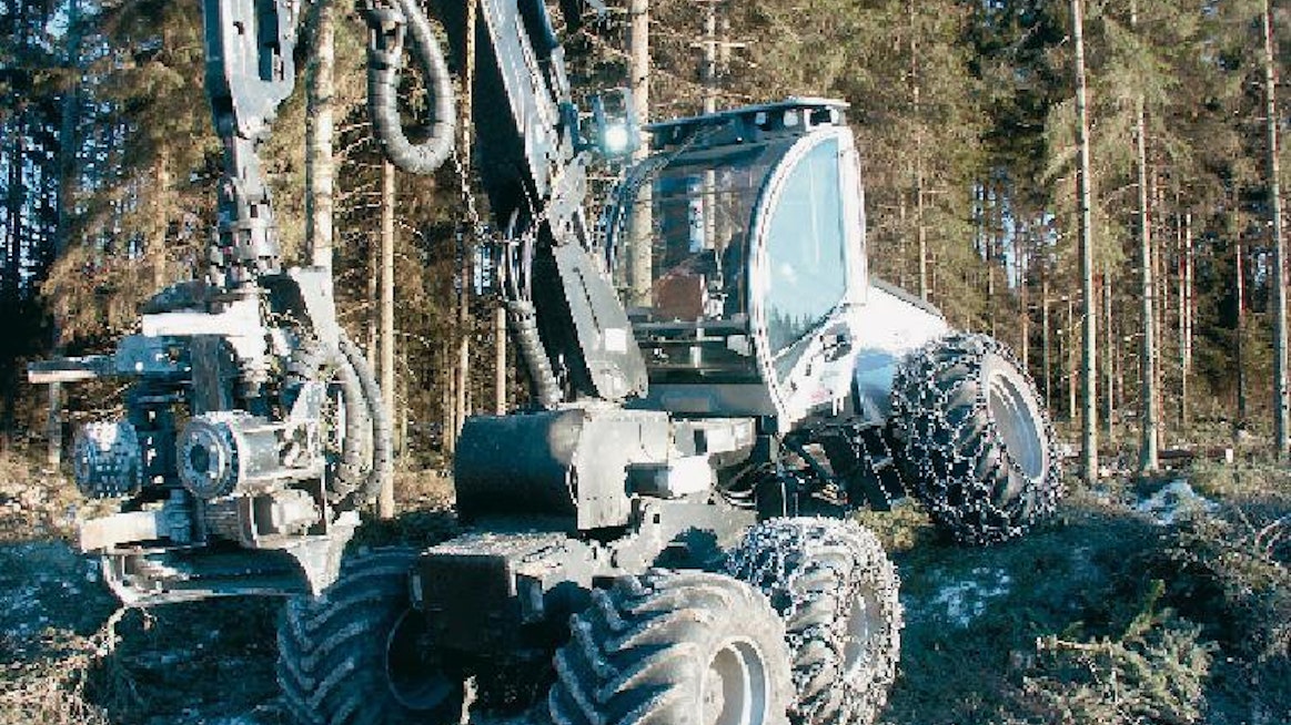 Hallissa Logset 5H näyttää isolta, metsässä pieneltä. Karvan yli 15 tonnin työpaino todistaa, ettei teräksistä ole tingitty. Vetovoima painoon nähden on hyvä. Runkonivel ja telit sallivat reilut liikevarat epätasaisessa maastossa, mutta takapään kaatamista huomaamatta ei tarvitse silti pelätä. Akselipainojen suhde on hyvä. Peräpää painuu kuulemma hetteiköillä ensin.