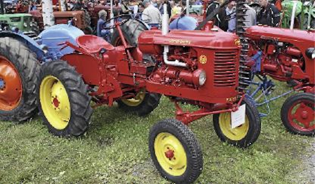 Massey Harris Pony -traktoria tehtiin alun perin Kanadassa ja USA:ssa, vuosina 1951–61 myös Ranskassa. Amerikkalaistraktoreissa käytettiin Continentalin moottoreita, ranskalaisissa Simcaa ja Peugeotia, viimeisimmissä Hanomagin 2-tahtidieseliä. Suomessa Pony-myynnin huippuvuosi oli 1952, jolloin niitä meni 467 kappaletta, jatkossa tahti hiipui muutamaan kymmeneen vuodessa. (Oulainen)