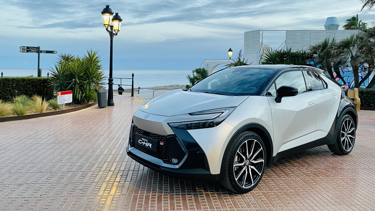 Uuden C-HR:n toimitukset alkavat perus-hybrideillä ensi vuoden alussa. Lataushybridi täydentää valikoimaa kesän korvalla.