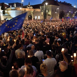 Uutta lakia vastustavat mielenosoittajat ovat vallanneet viime päivinä katuja yli sadassa puolalaiskaupungissa. LEHTIKUVA/AFP