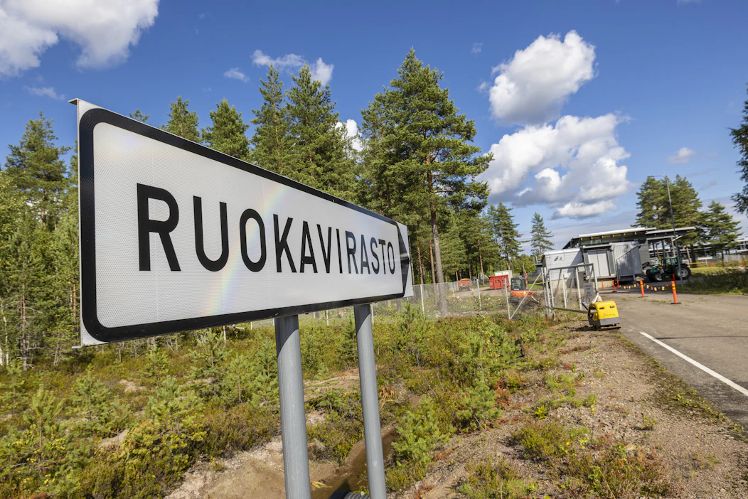 Ruokaviraston pihamaalla oli rauhallista, mutta pihassa seisovat kontit kertoivat, että työt olivat käynnissä.