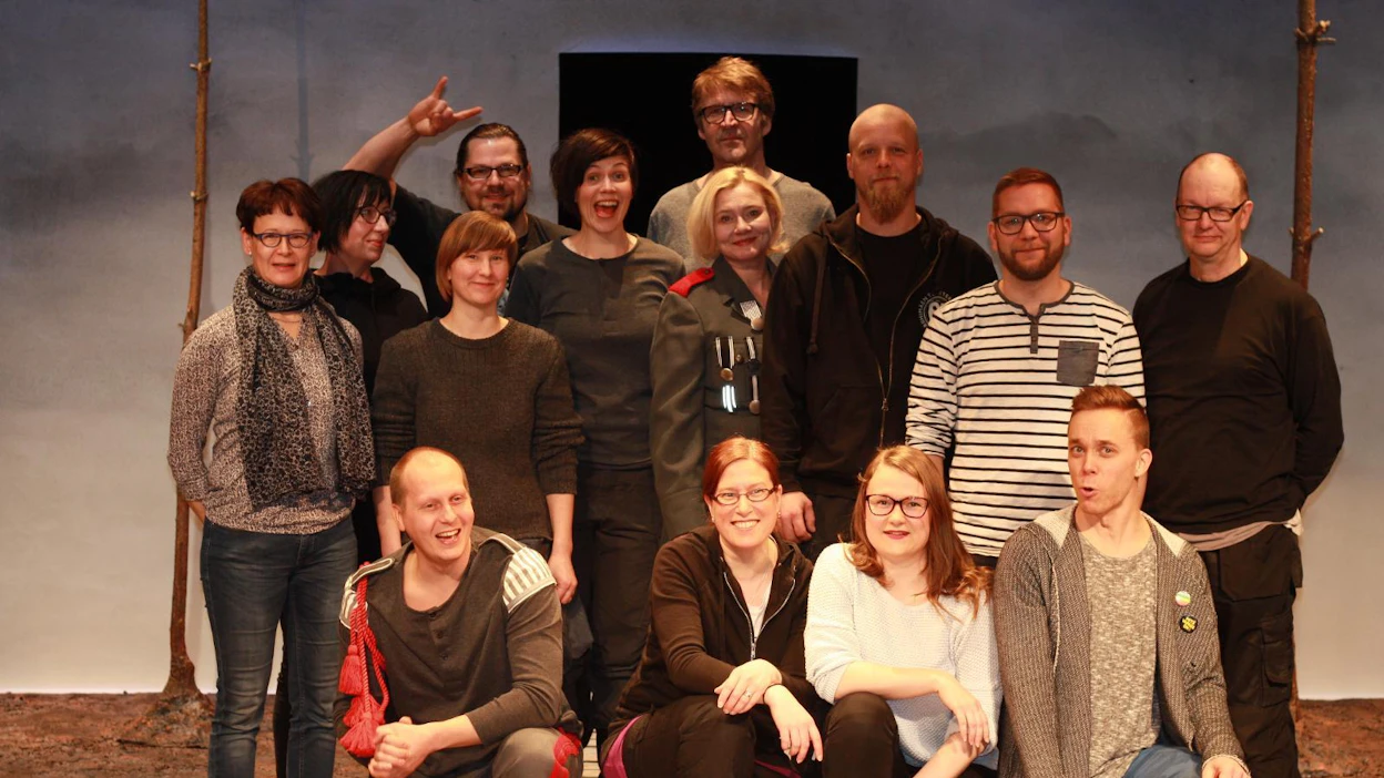 Riihimäen Teatteri valittiin Vuoden Teatteriksi muun muassa sen hyvän työilmapiirin ansiosta. Teatterin toimitusjohtaja Matti Arnkil (eturivissä oikealla) pitää yhteistyötä tanssiteatterin kanssa myös tärkeänä menestyksen syynä.