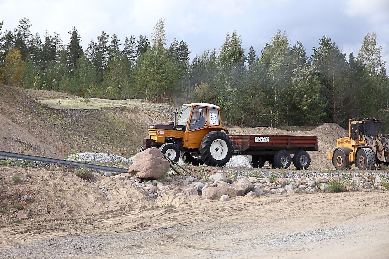Anssi Turusen Valmet 602 Turbo:n meno oli keveän vaivatonta kuin nuorella varsalla. Kerimäkisen Valmet oli saanut rutkasti piristystä pellin alle. Puruveden Masinisteja edustava Turunen päästelikin Valmetillaan kirkkaaseen voittoon alle 81 hevosvoiman luokassa.