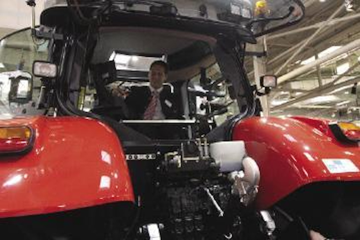 Itävallassa traktoreita käytetään metsätöissä sekä bioenergiatuotannossa vähintään yhtä paljon kuin Suomessa. Paikallinen CNH-ryhmään kuuluva traktorivalmistaja Steyr esitteli Agritechnicassa oman näkemyksensä taakseajolaitteista, jolle kertyi  hintaa noin 15 000 euroa. (UO)