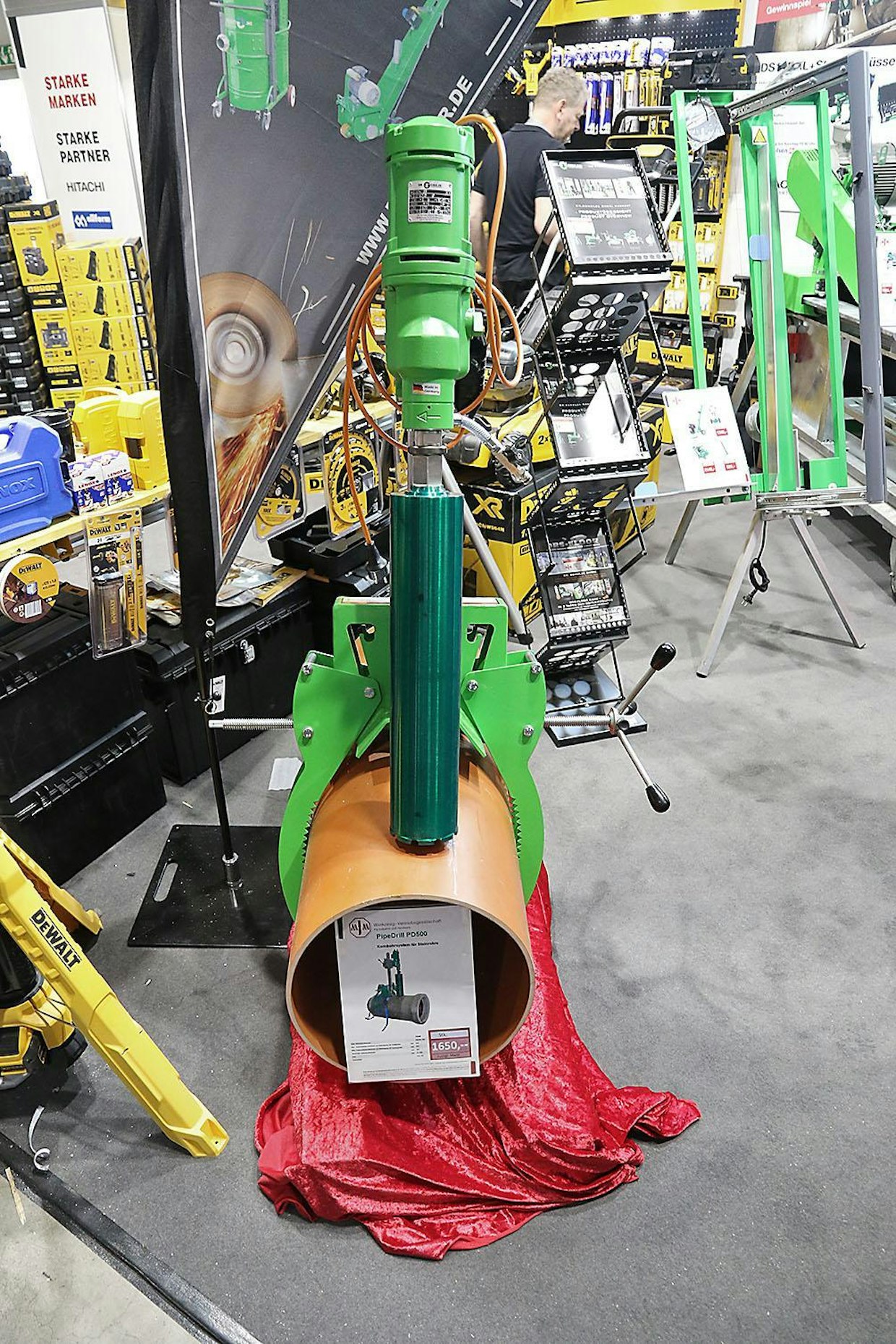 PipeDrill PD500 soveltuu reikien poraamiseen myös betoniputkiin. Putken maksimihalkaisija on 630 mm ja porattavan reiän suurin koko 300 mm. Maksimi porauskulma on 60 astetta. Laite painaa 18 kiloa, joten se sopii yksinkin käytettäväksi. Valmistaja Dr Schulze valmistaa myös monenlaisia timanttityökaluja.